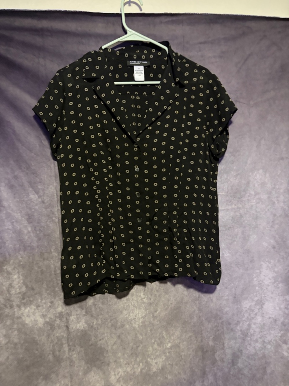 Jones New York Black Short-Sleeve Blouse with Beige Dot Print